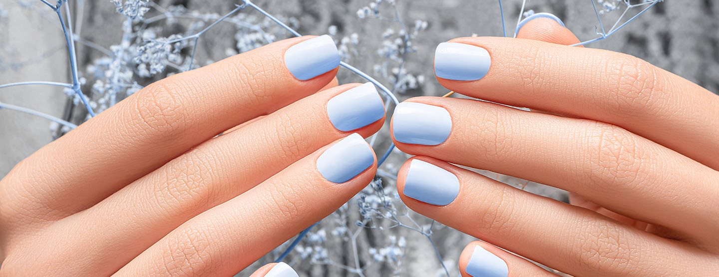 Blueberry Milk Nails: Ako nosia tento trend Sabrina Carpenter a Dua Lipa