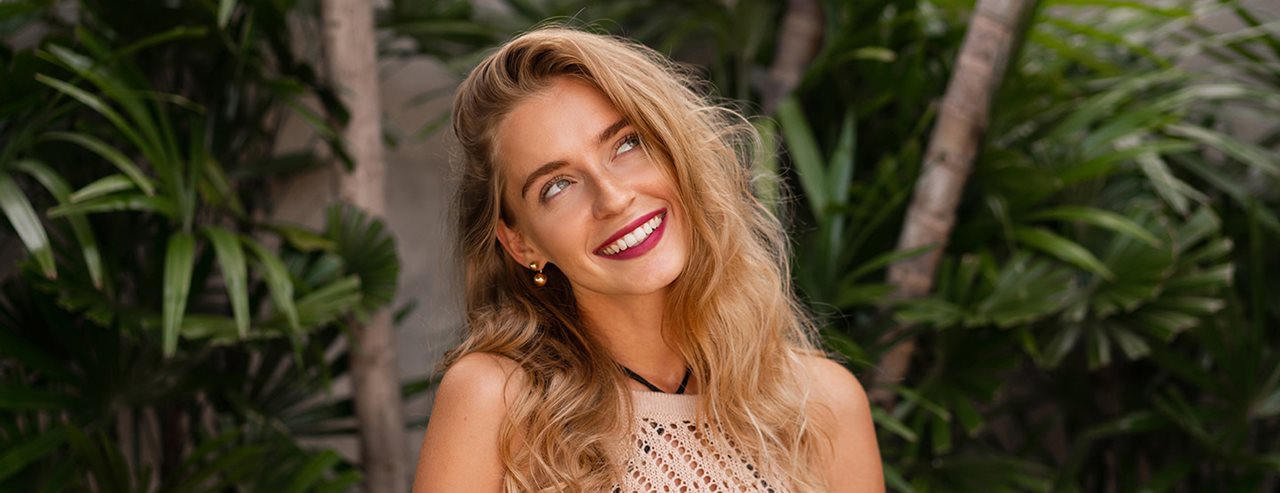 Jahodová blond: Všetko, čo potrebujete vedieť o aktuálnom trende vo farbení vlasov