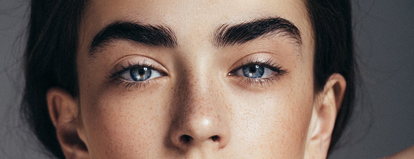 Fluffy brows: trend prirodzeného obočia