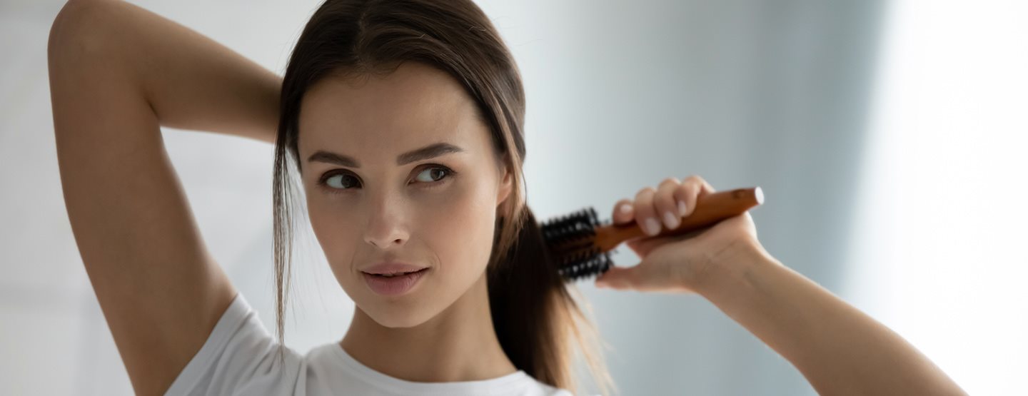 Glossy hair s cestičkou na stred sú jednoducho trendy