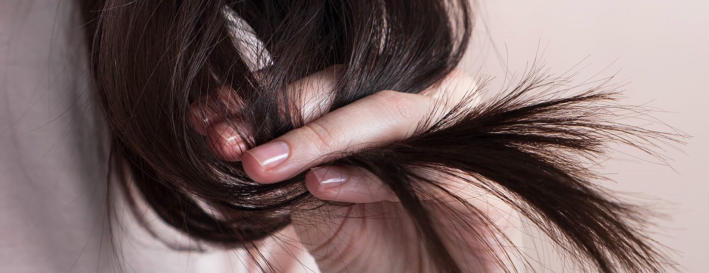 Triky proti lámaniu a štiepeniu končekov vlasov