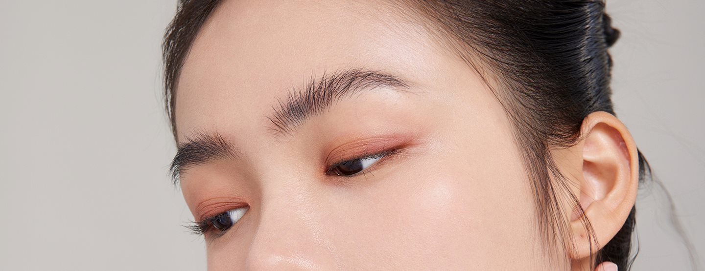 Fluffy brows: trend prirodzeného obočia