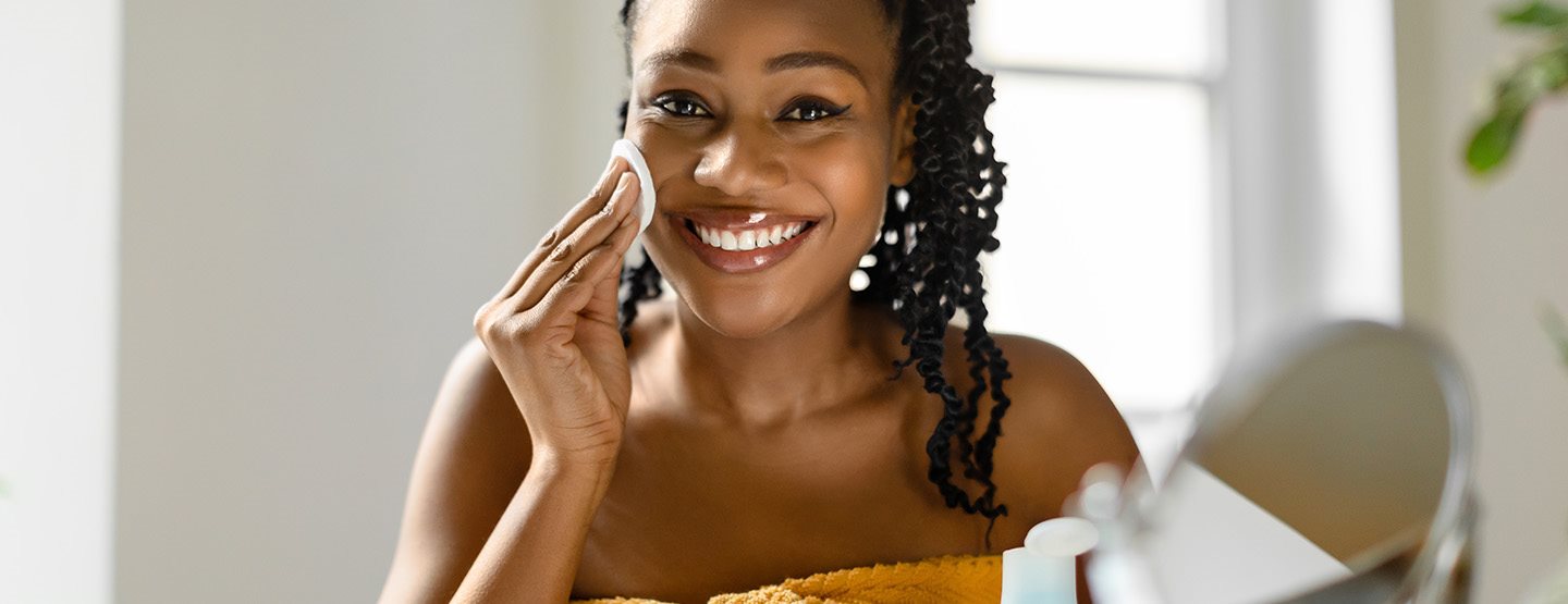 Správne odlíčenie a vyčistenie pleti: ako postupovať podľa dermatologičky 