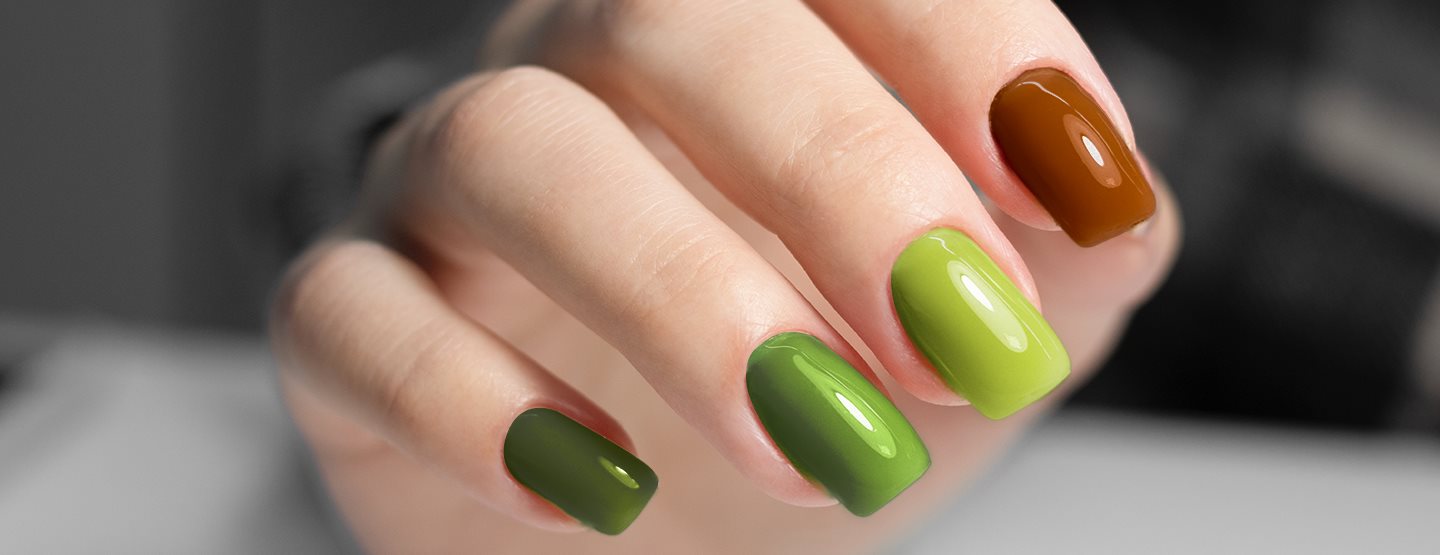 Square Stone Nails: Manikúra v prírodných tónoch obľúbená v roku 2026