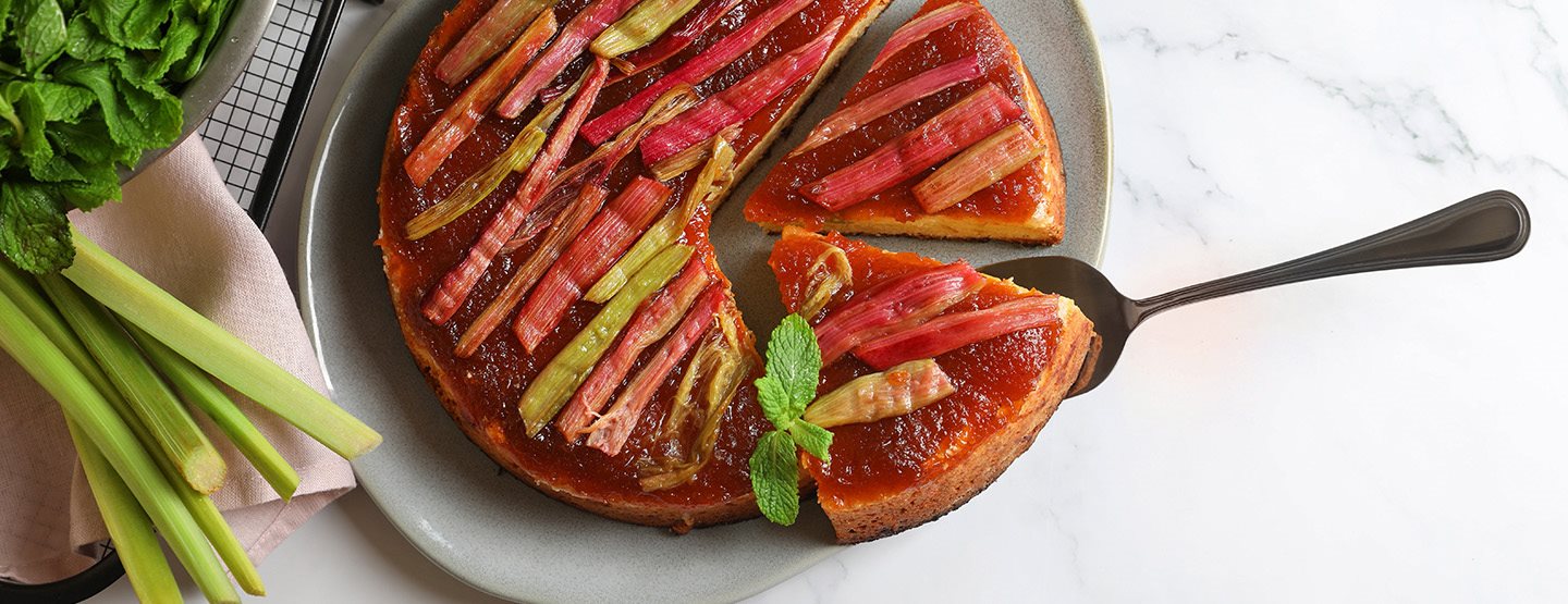 Obrátený rebarborový koláč: jednoduchý a neodolateľný