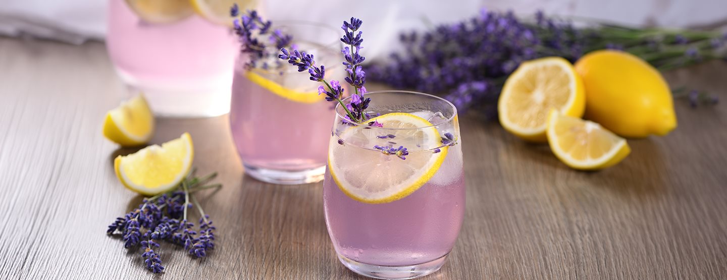 Ako si pripraviť levanduľový sirup a z neho osviežujúci levanduľový spritz