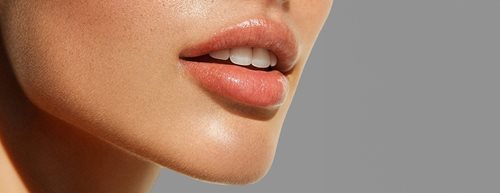 Lip tint a spol: Trendy v maľovaní pier na jar 2025