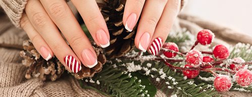 Vianočné a silvestrovské nechty 2025: toto je deväť najkrajších trendových lookov