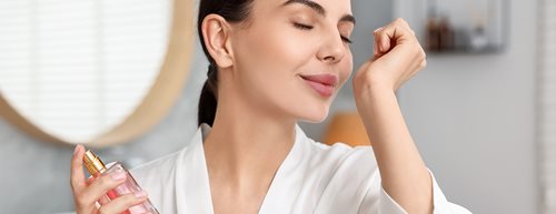 Ako zariadiť, aby parfum vydržal voňať naozaj dlho: Radí odborníčka na vône 