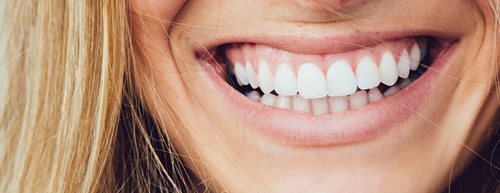 Vyplachovanie úst olejom: alternatívna zubná hygiena