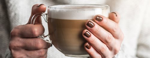 Mani-trendy: Horúce farby jesene 2023