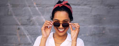 Trendové účesy s bandana šatkou: Takto si upravíte must-have kúsok 2025