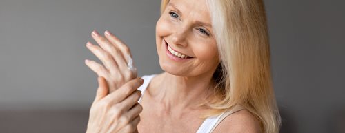 Starecké škvrny: dermatologička vysvetľuje, čo sa za nimi skrýva