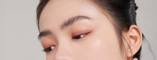 Fluffy brows: trend prirodzeného obočia