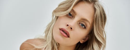 Scandinavian Hairline: Letný žiarivý efekt vďaka svetlým jemným vláskom okolo tváre 