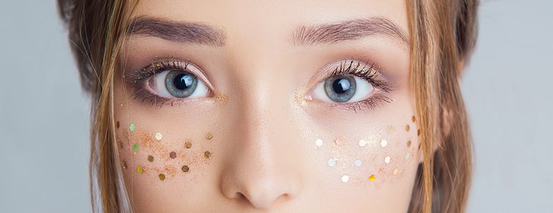 Ako si namaľovať falošné pehy: 5 jednoduchých beauty trikov