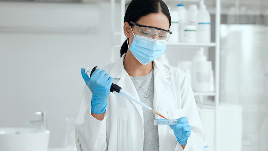žena pracujúca v laboratóriu